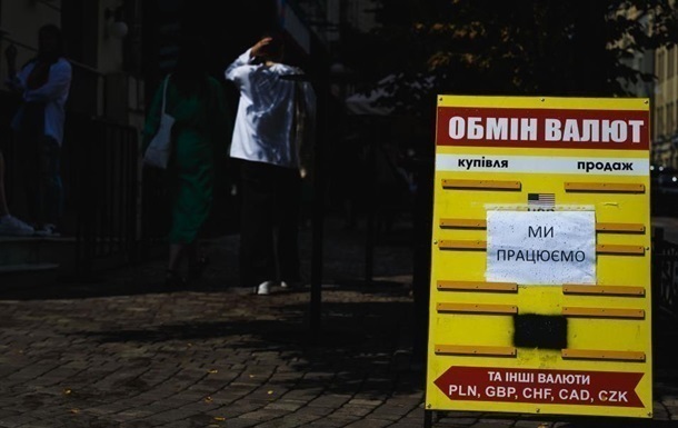 Долар і євро подешевшали у перший день травня