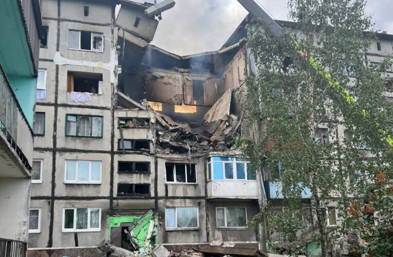 Дрон росіян влучив у п’ятиповерхівку на Донеччині