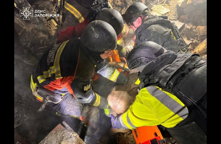 У Запоріжжі рятувальники ліквідовують наслідки масованого ворожого обстрілу