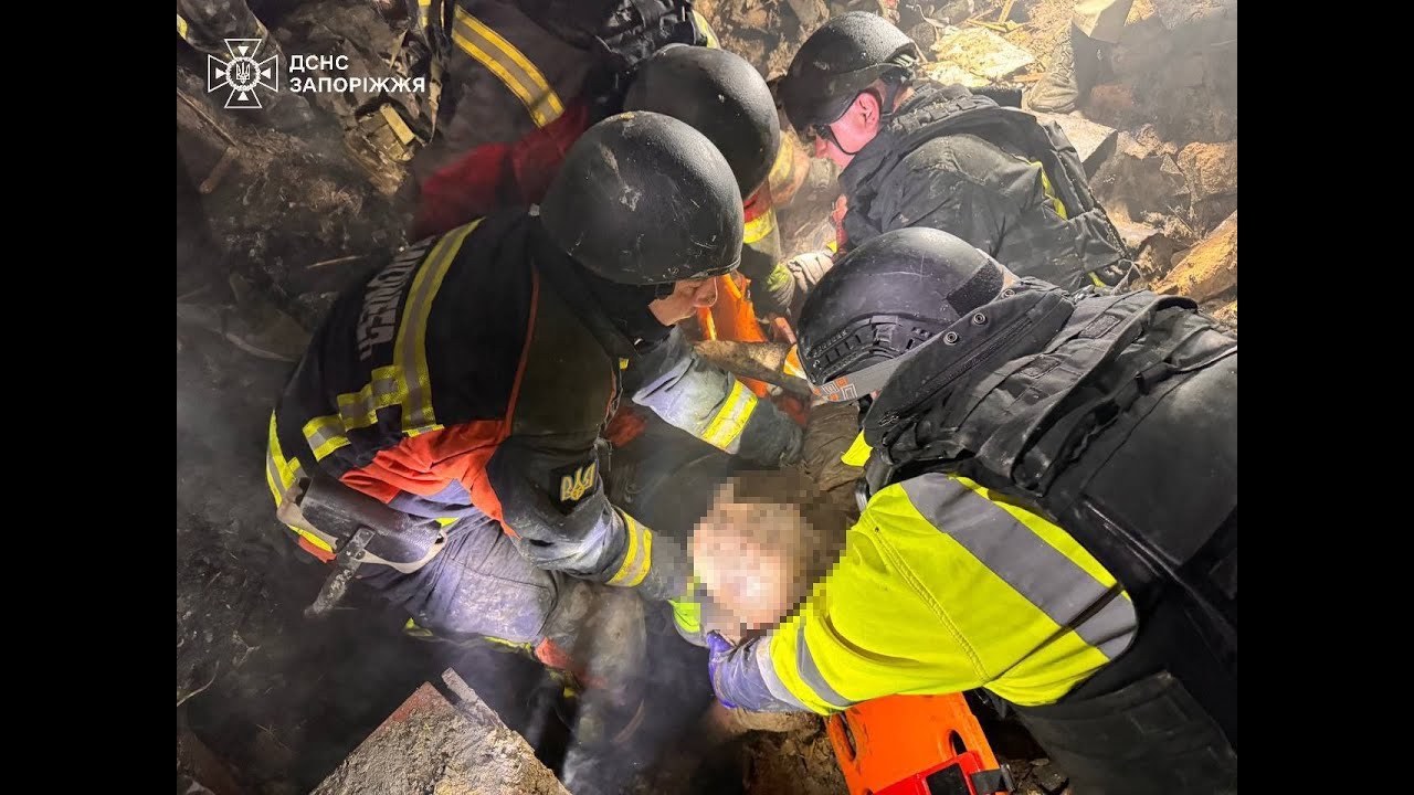 У Запоріжжі рятувальники ліквідовують наслідки масованого ворожого обстрілу