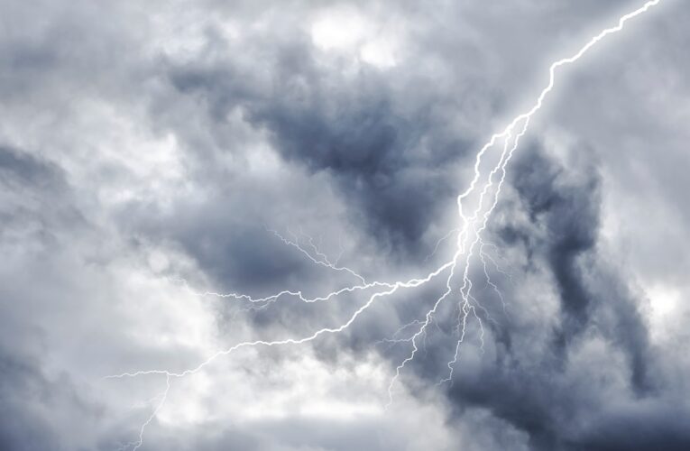 Грози, град і шквали: погода на вихідні