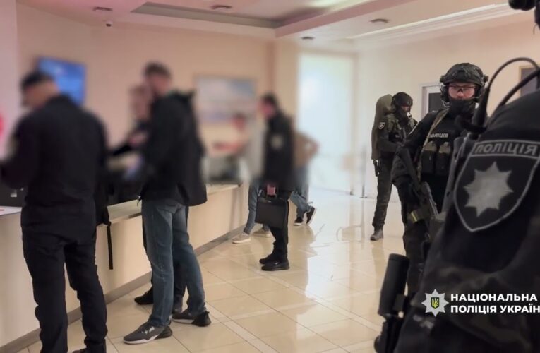 Привласнили кошти однієї з найбільших нафтопереробних компаній України: поліція провела 50 обшуків