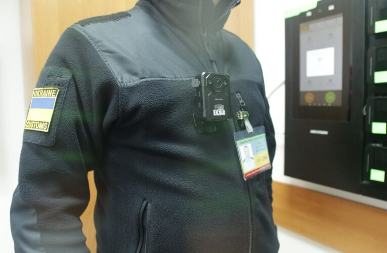 Кабмін зобов’язав митників працювати з бодікамерами