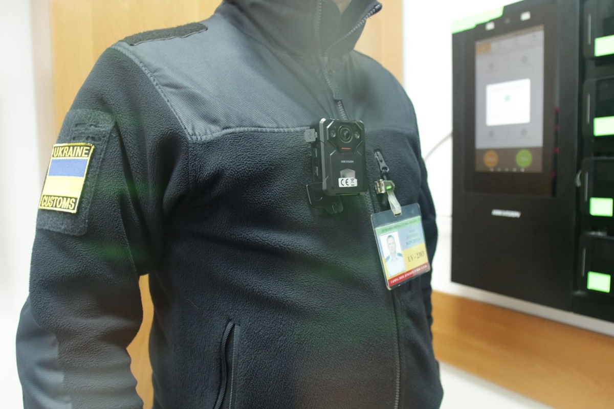 Новини України - Кабмін зобов’язав митників працювати з бодікамерами