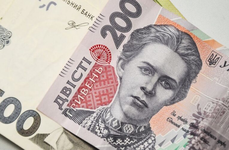 Кадровий голод трохи ослаб, а українцям почали “знижувати зарплати”