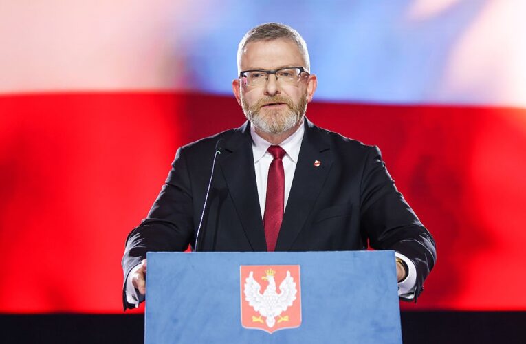 Кандидат у президенти Польщі зірвав прапор ЄС і витер ним взуття