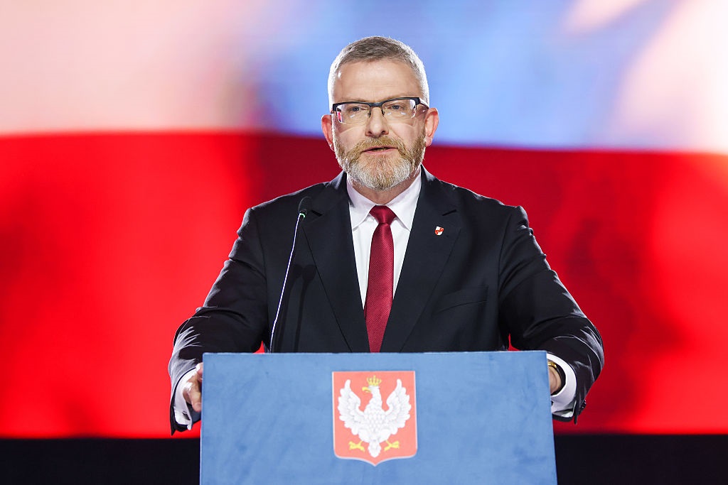 Новини світу - Кандидат у президенти Польщі зірвав прапор ЄС і витер ним взуття