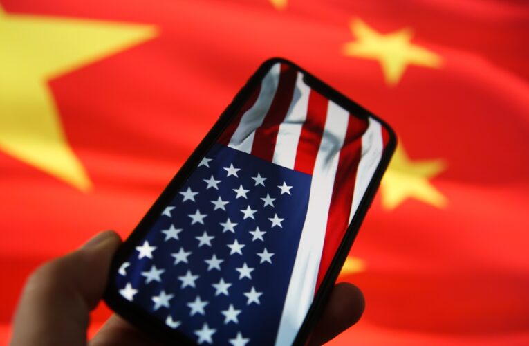 Китай зменшив експорт смартфонів до США до мінімуму з 2011 року