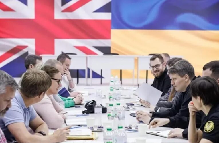 Київ і Лондон підписали мільярдну угоду на зброю