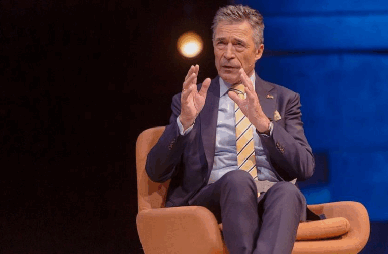 Колишній генсек НАТО Расмуссен критикував “коаліцію охочих” за повільність