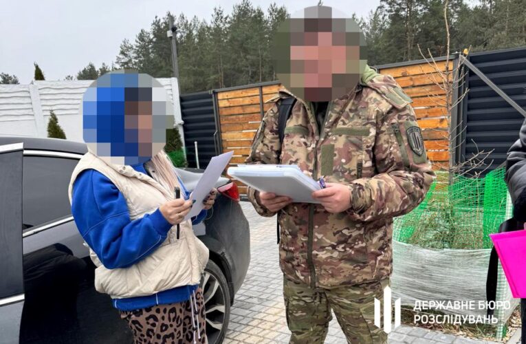 Командир частини незаконно виплатив підлеглій понад 800 тис “бойових”