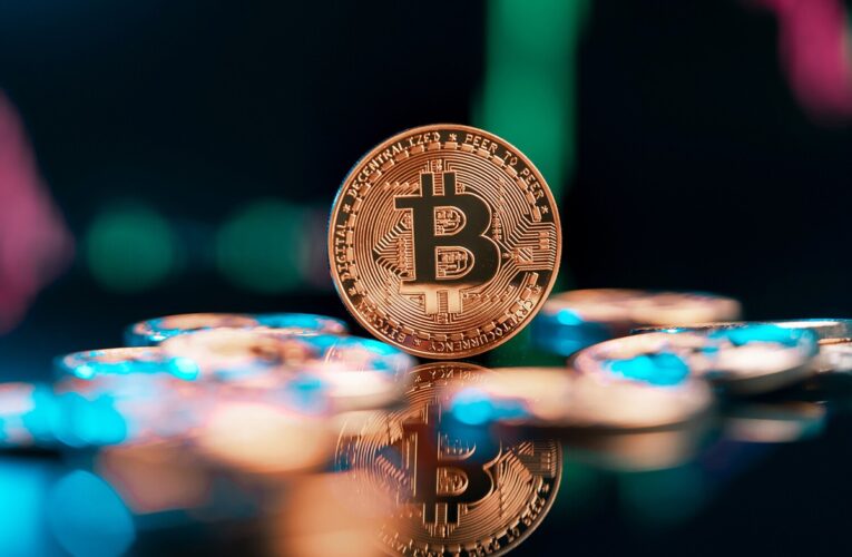 Курс біткоїну перевищив 105 тис. дол. уперше з січня