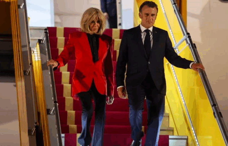 Макрон отримав публічного ляпаса від дружини