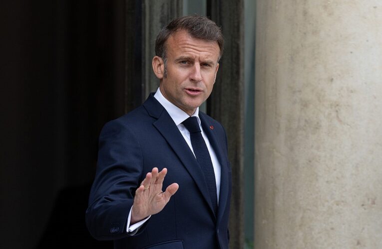 Макрон закликав “тихо” озброювати Україну