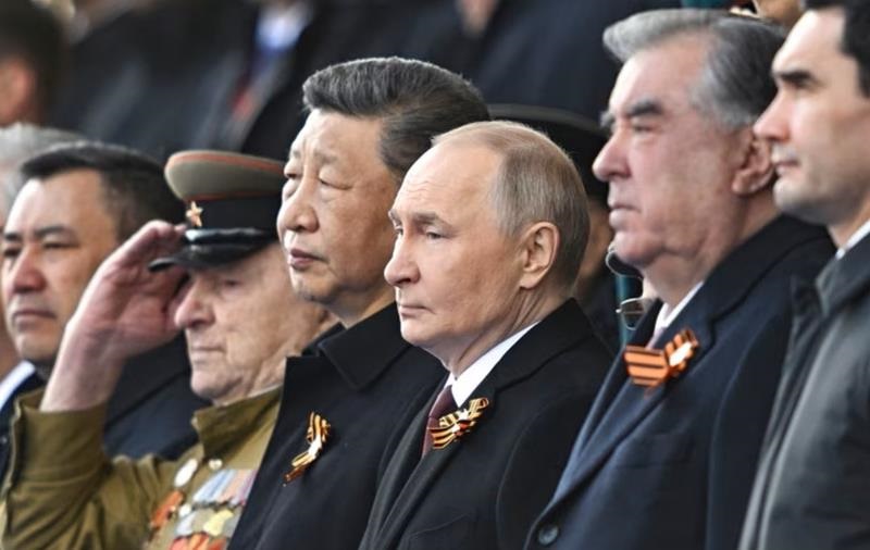 Новини політики - Маски скинуті: навіщо Сі Цзиньпін підтримав Путіна 9 травня