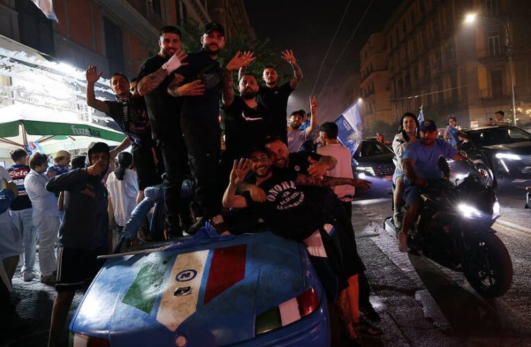 Масовим святкуванням чемпіонства Наполі заполонило все місто