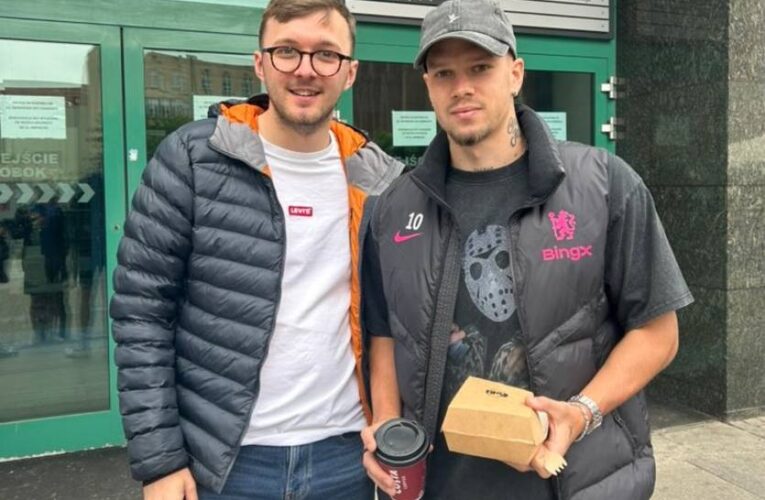 Мудрик поділився фото з медаллю Ліги конференцій