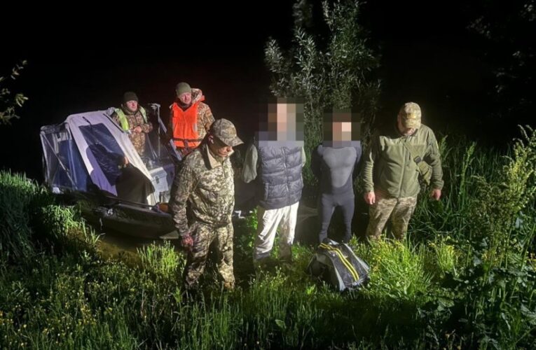 На Дністрі виловили двох “плавців” у гідрокостюмах