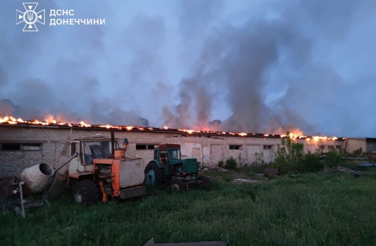 На Донеччині – масштабна пожежа через атаку дронів