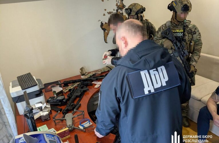 На Донеччині правоохоронець перепродавав трофейну зброю