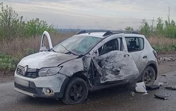 На Харківщині окупанти вдарили дроном по цивільному авто, троє поранених