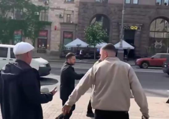 Новини України - На Хрещатику чоловік напідпитку спробував підійти до президента