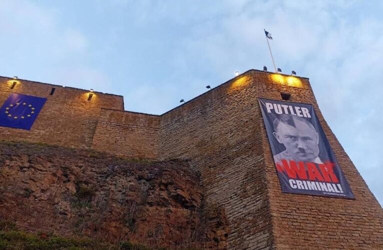 На кордоні з Росією вивісили плакат з “Путлером”