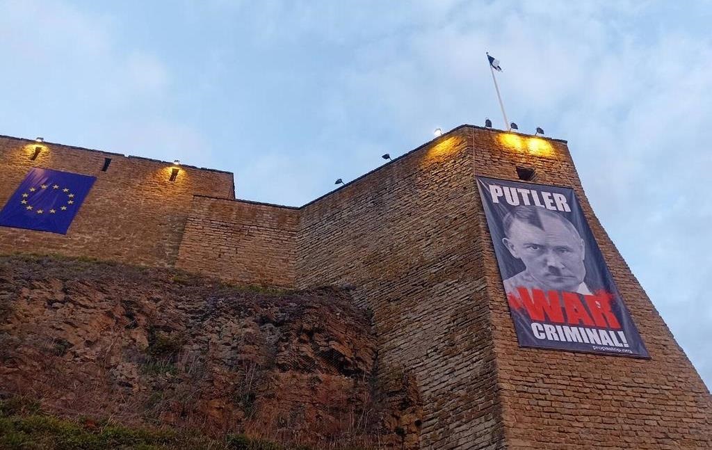 Новини світу - На кордоні з Росією вивісили плакат з "Путлером"