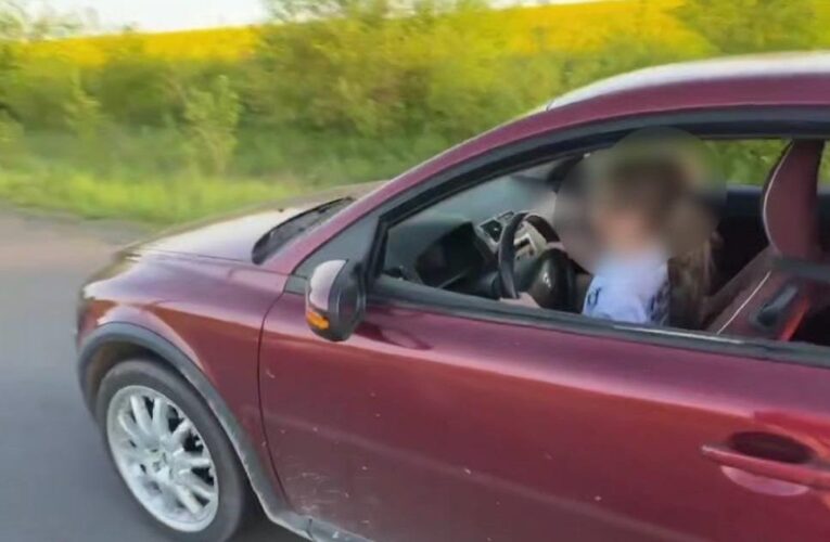 На Львівщині батько посадив малолітню доньку за кермо