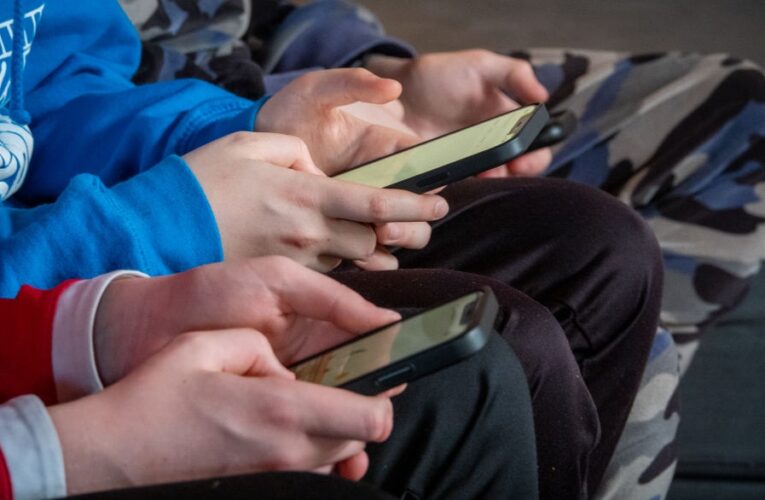 На Львівщині школярі змусили підлітка з аутизмом позувати на відео голим