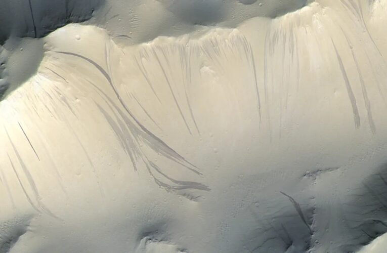 На Марсі не знайшли води: темні смуги виявилися пилом