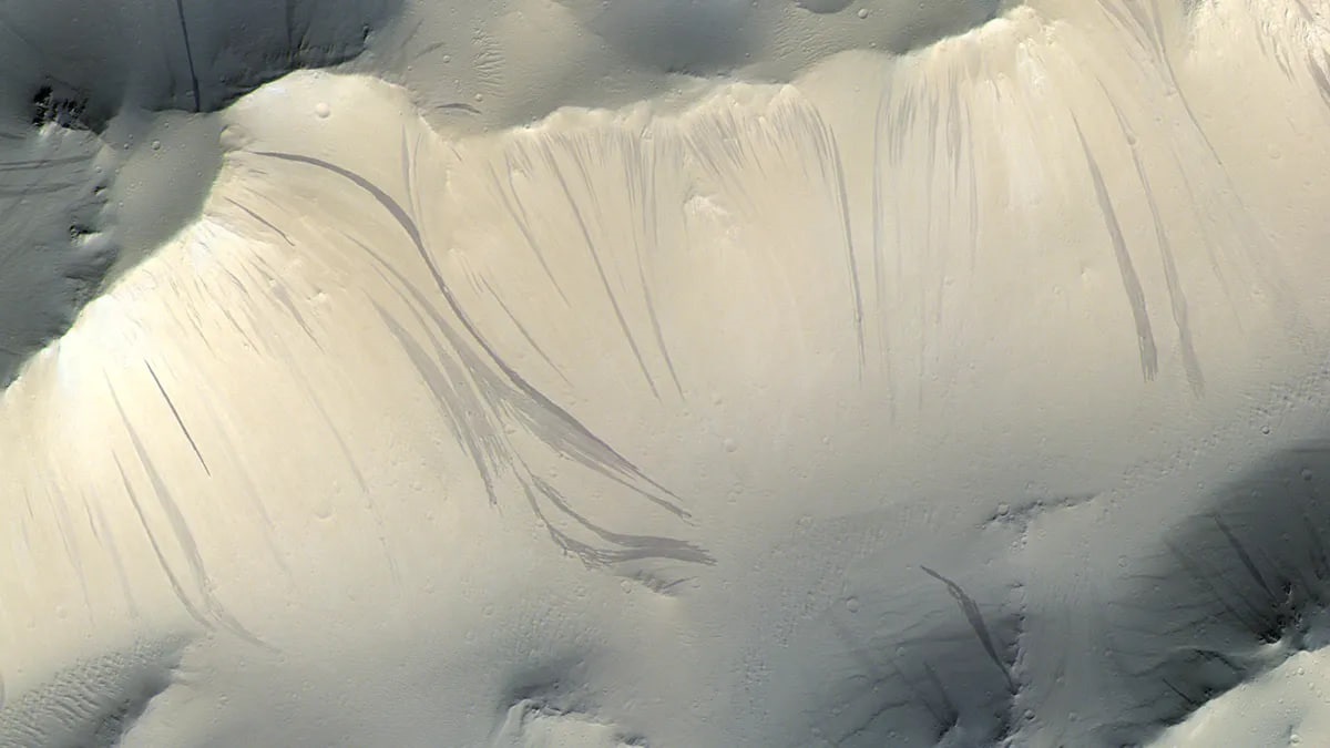 Технології - На Марсі не знайшли води: темні смуги виявилися пилом