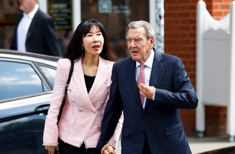 Німецький банк заблокував Шредеру виплати з Росії