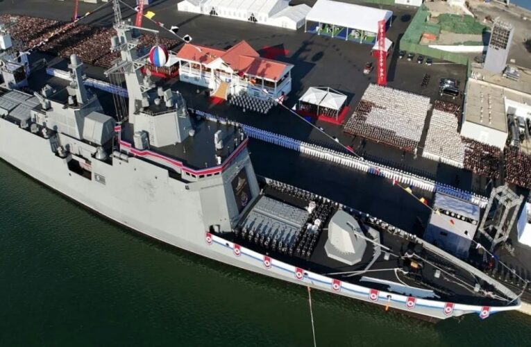 Новий есмінець КНДР частково затонув під час спуску на воду