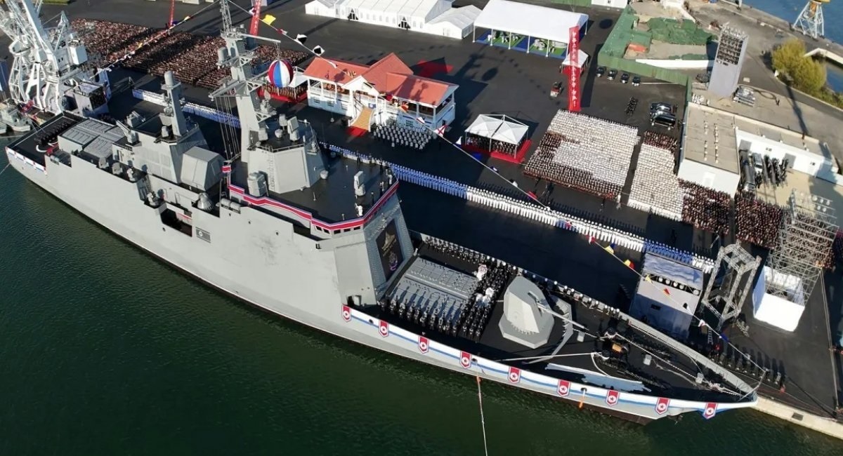 Новини світу - Новий есмінець КНДР частково затонув під час спуску на воду