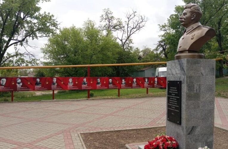 Окупанти встановили памʼятник Сталіну в Мелітополі