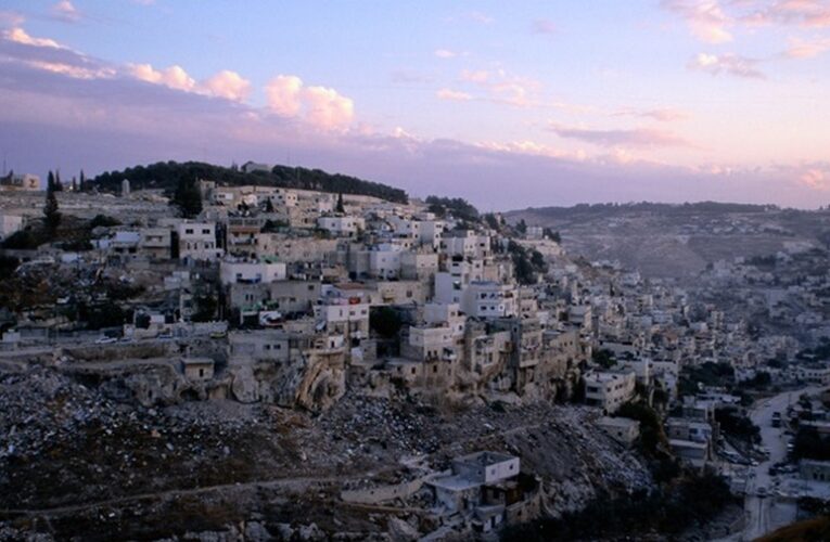 Озброєні чоловіки захопили гуманітарну допомогу на під’їзді до Гази – ЗМІ