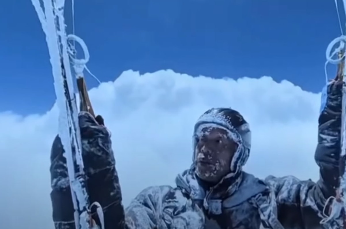 Новини світу - Парапланерист із Китаю випадково злетів на висоту понад 8000 метрів