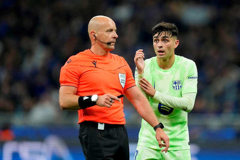 Новини спорту - Півзахисник Барселони звинувачує арбітра в упередженості в матчі ЛЧ