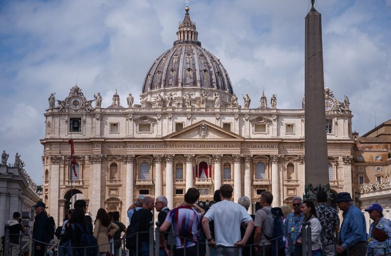 Поки чорний дим. У Ватикані обирають Папу