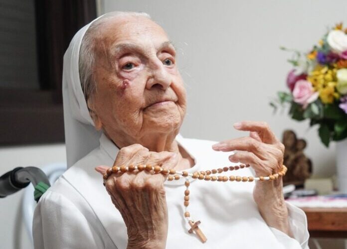 Померла найстаріша людина у світі – 116-річна черниця з Бразилії