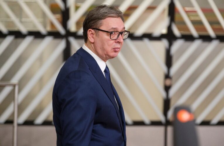 Президент Сербії раптово перервав візит у США через хворобу