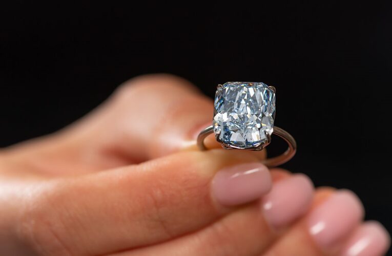 Рідкісний блакитний діамант продали на аукціоні за $21,5 млн