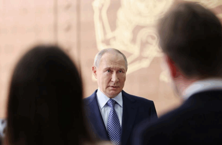 Росія в руках групи старих – розвідка Британії