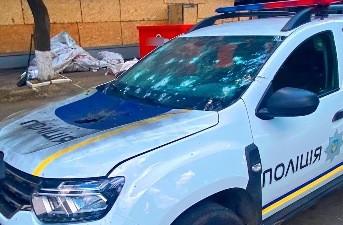Новини України - Росіяни скинули вибухівку з дрона на авто поліції на Херсонщині