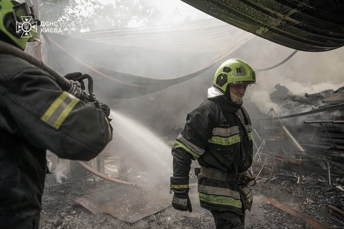 Новини Києва - Рятувальники ліквідували пожежу у Гідропарку