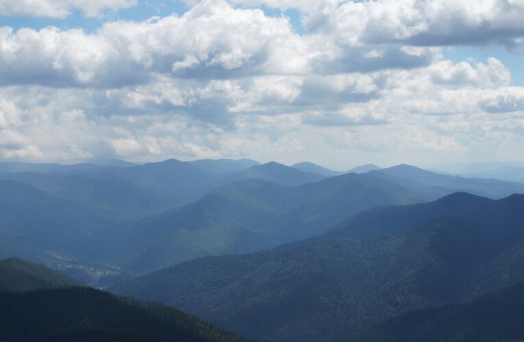 Рятувальники спустили туриста з засніженої Говерли