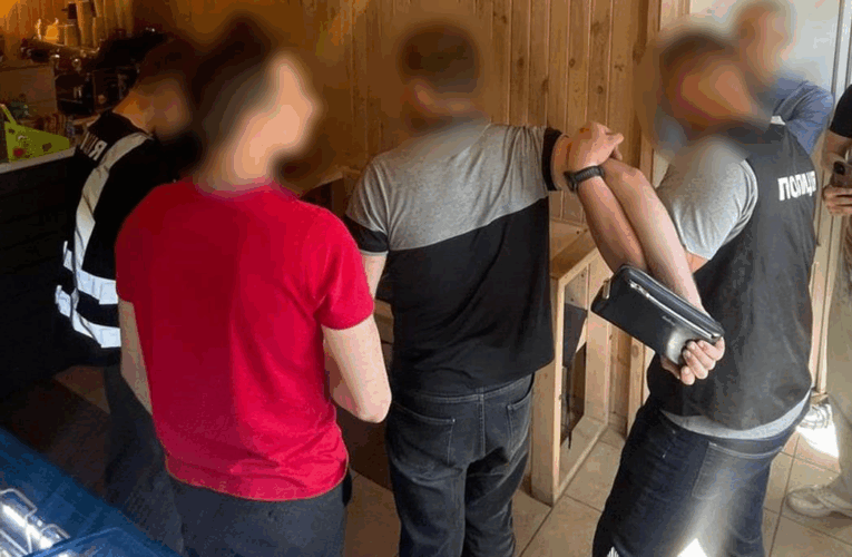 Шахрай виманював гроші у матері загиблого воїна, переконуючи, що син живий