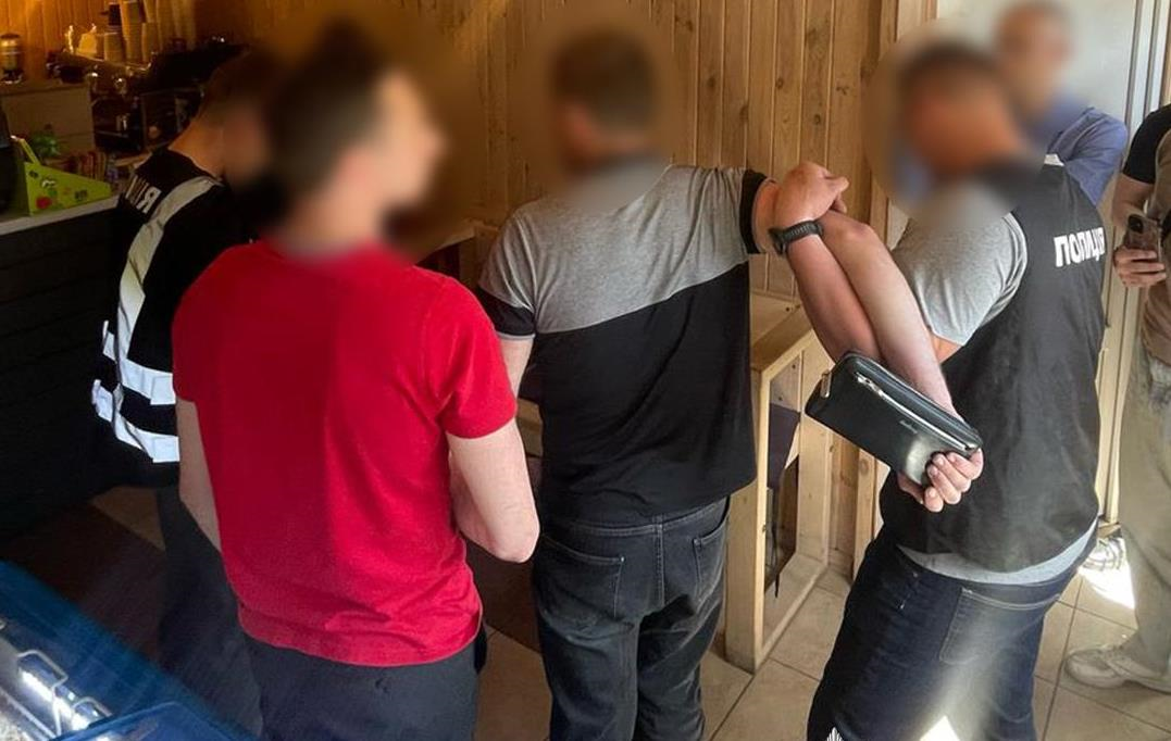 Новини України - Шахрай виманював гроші у матері загиблого воїна, переконуючи, що син живий