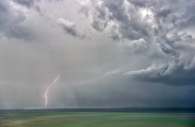 Синоптики прогнозують дощі та грози у більшості регіонів